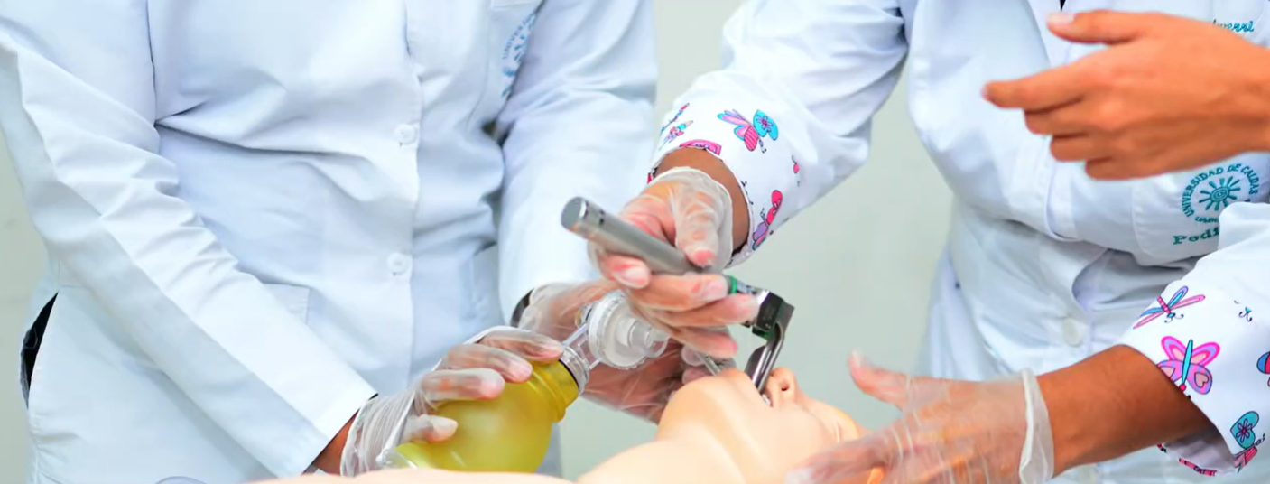 Profesionales de la salud revisando resultados